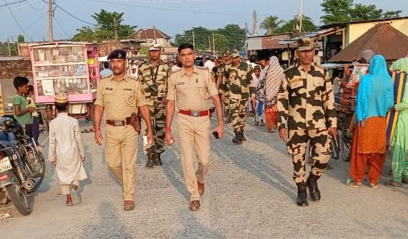 आचार संहिता लागू होते ही कुआडी़ में पुलिस-बीएसएफ का दमदार फ्लैग मार्च