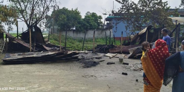 भीषण आगलगी एक घर जलकर राख, तीन गाय व बछड़ा जिंदा जले, लाखों का नुकसान।