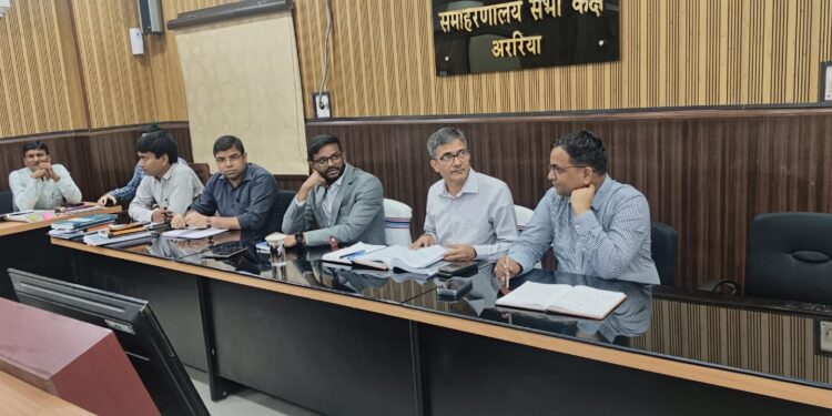 बिहार विधानसभा चुनाव 2025: डीएम अनिल कुमार ने की तैयारियों की समीक्षा, मतदान केंद्रों पर सुविधाओं के सुनिश्चित करने के दिए निर्देश