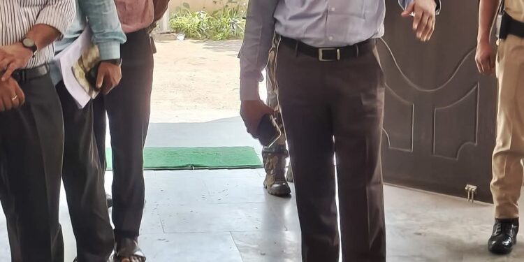 अररिया डीएम ने निर्वाचन व्यय अनुश्रवण कोषांग एवं सामग्री कोषांग का किया निरीक्षण