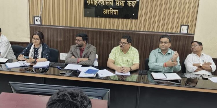अररिया : जिला पदाधिकारी ने सभी निर्वाची पदाधिकारी, सभी कोषांगों के वरीय प्रभारी, नोडल पदाधिकारी, सहायक नोडल पदाधिकारी के साथ आत्मन सभागार में की बैठक