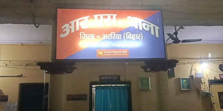 कोसी पुल के पास सब्जी व्यापारी से ₹14,600 की लूट, विरोध करने पर हथियार से हमला