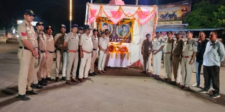 उमरिया – पुलिस शहीदों को किया नमन, पुष्पचक्र अर्पित कर दी श्रद्धांजलि