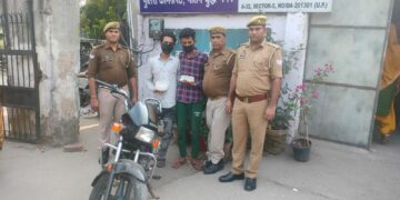 नोएडा – नोएडा पुलिस की बड़ी कार्रवाई : दो शातिर वाहन चोर गिरफ्तार, चोरी की बाइक, मोबाइल और अवैध हथियार बरामद
