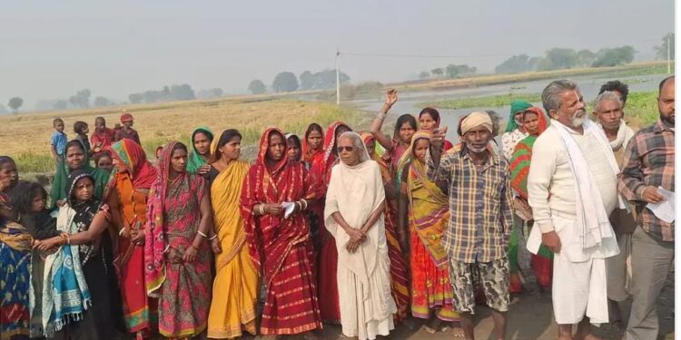 मतदान के दिन नाव गायब, सैकड़ों मतदाता मतदान से वंचित — ग्रामीणों ने की कार्रवाई की मांग