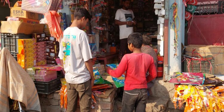 बारसोई – चुनावी हवा के साथ पतंगों की उड़ान में आई तेजी।