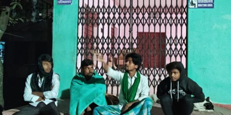 बारसोई (कटिहार) – अनुमंडलीय अस्पताल बारसोई के वेटिंग रूम में लगा रहता है ताला