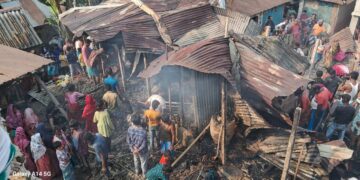 बारसोई (कटिहार) – दासग्राम पंचायत में भीषण आग, तीन दर्जन घर जलकर राख।