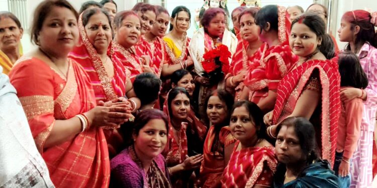 बारसोई (कटिहार) – शॉल ओढ़ाकर महिला मंडली ने किया विधायक का सम्मान।