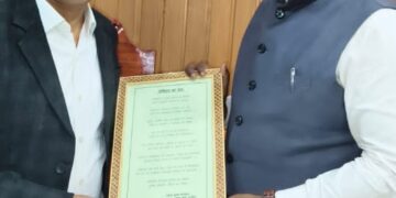 डीएलएसए सेक्रेटरी रोहित श्रीवास्तव को जुडिशियल मजिस्ट्रेट गजेन्द्र कुमार चौरसिया ने स्वलिखित कविता का फ्रेमिंग मोमेंटो किया भेंट