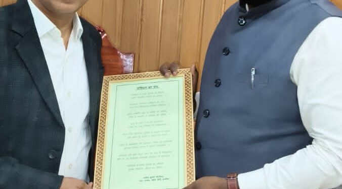 डीएलएसए सेक्रेटरी रोहित श्रीवास्तव को जुडिशियल मजिस्ट्रेट गजेन्द्र कुमार चौरसिया ने स्वलिखित कविता का फ्रेमिंग मोमेंटो किया भेंट