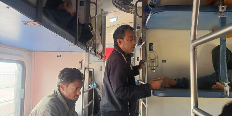 कटिहार – ट्रेन में दबंगई से बढ़ी अव्यवस्था — जेनेरल टिकट पर जबरन आरक्षित बोगियों में घुस रहे यात्री, रेल प्रशासन पर उठे सवाल