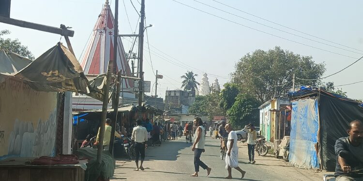 मधेपुरा – सिंहेश्वर मार्ग पर मनमानी वसूली: सड़क पर गाड़ी रोकने पर 100 रुपये पार्किंग शुल्क