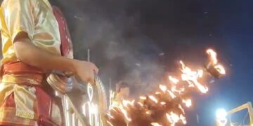 अररिया – त्रिशूली घाट पर हजारों दीपों से जगमगाई देव दीपावली, बनारस के पुरोहितों ने की महा आरती