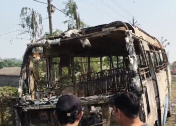 सुपौल – जदिया में राष्ट्रीय राजमार्ग पर खड़ी बस में अज्ञात उपद्रवियों ने लगाई आग, पुलिस जांच में जुटी