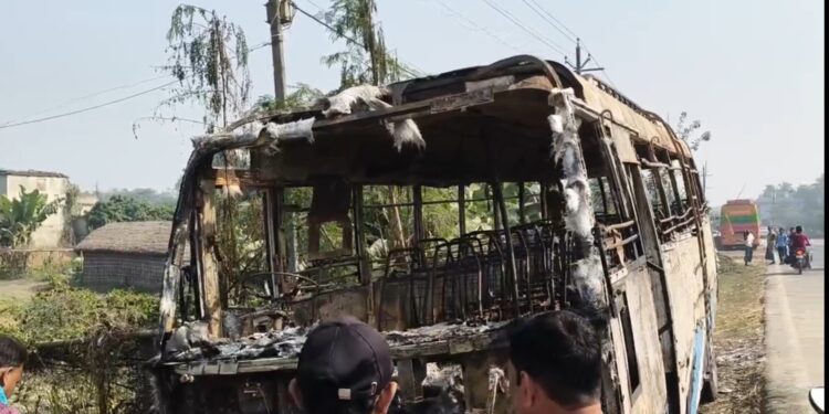 सुपौल – जदिया में राष्ट्रीय राजमार्ग पर खड़ी बस में अज्ञात उपद्रवियों ने लगाई आग, पुलिस जांच में जुटी
