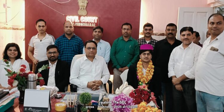 मुंसिफ स्पर्श अग्रवाल को तबादला होने पर किया गया सम्मानित