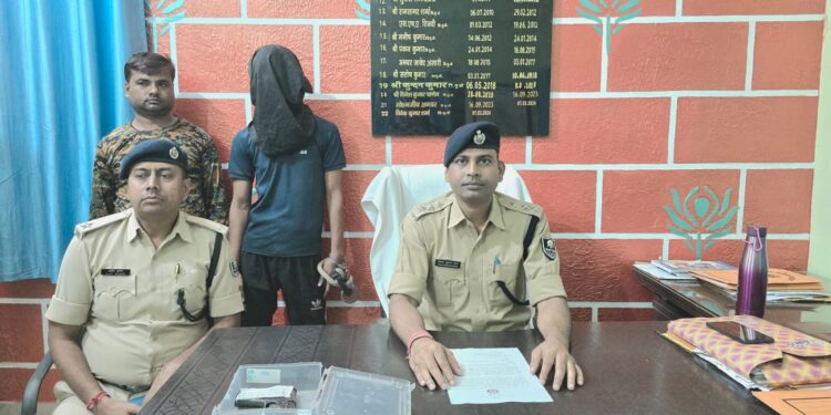 मुखिया मनोरंजन गिरी हत्या कांड के प्राथमिकी अभियुक्त को पुलिस ने देशी पिस्टल के साथ किया गिरफ्तार