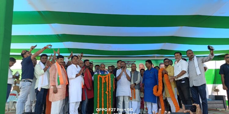 पूर्व मुख्यमंत्री व हम के संरक्षक केन्द्रीय मंत्री जीतन राम मांझी ने कहा की मुख्यमंत्री नीतीश कुमार के नेतृत्व में बिहार के डबल इंजन की सरकार में विकास की गंगा