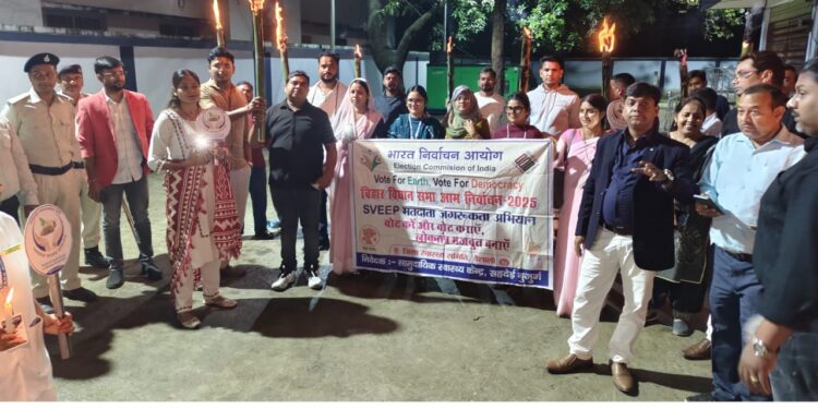 मशाल जुलूस निकालकर स्वास्थ्य कर्मियों ने दिया मतदान का संदेश