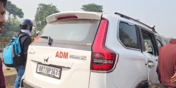 अररिया – पशु को बचाने में एडीएम की गाड़ी पलटी, चालक गंभीर रूप से घायल