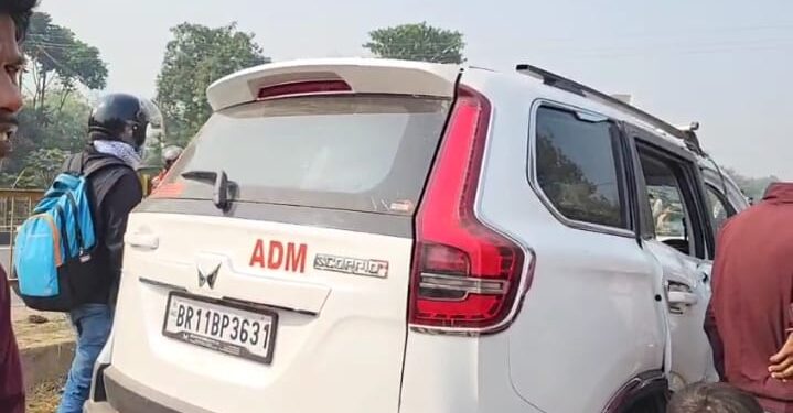 अररिया – पशु को बचाने में एडीएम की गाड़ी पलटी, चालक गंभीर रूप से घायल