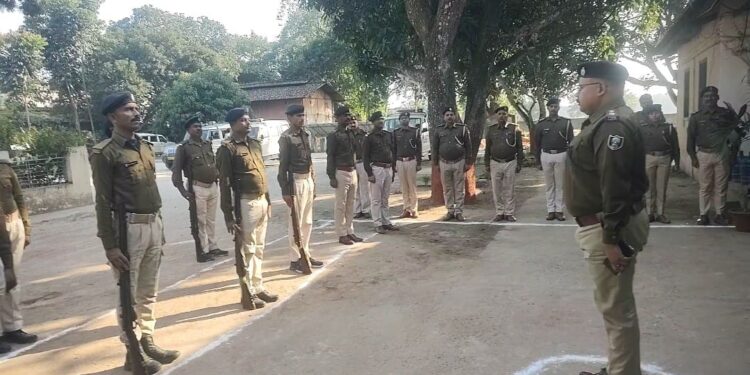 पलासी – पलासी थाना में जनता दरबार: एसपी अंजनी कुमार को मिला गॉड ऑफ ऑनर, फरियादियों में जगा न्याय का भरोसा