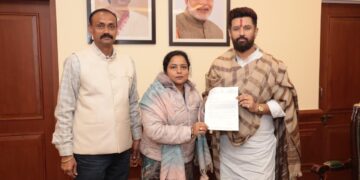 कटिहार – विधायक संगीता देवी ने केंद्रीय मंत्री चिराग पासवान को सौंपा मांग पत्र।