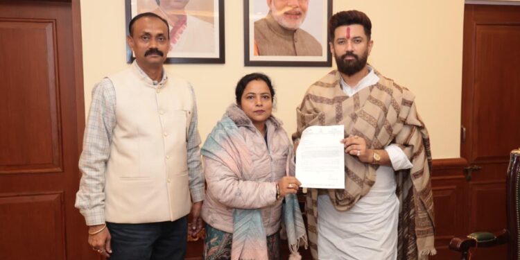 कटिहार – विधायक संगीता देवी ने केंद्रीय मंत्री चिराग पासवान को सौंपा मांग पत्र।