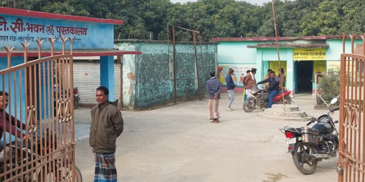 बारसोई (कटिहार) – पंचायत सचिव के भरोसे चल रहा है सुशासन सप्ताह का शिविर, नहीं पहुंचते हैं पदाधिकारी।