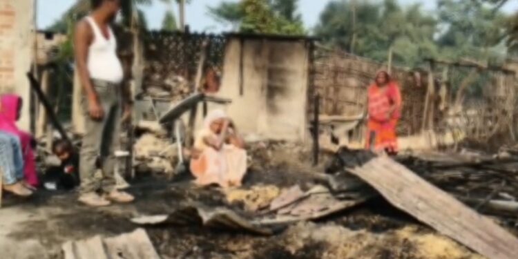 भरगामा – अग्निकांड में दो परिवारों के चार घर राख, चार गाय झुलसीं, चार बकरियों की मौत