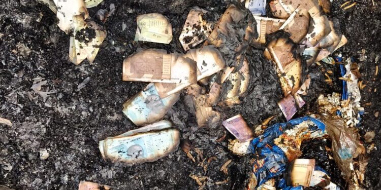 भरगामा – अज्ञात कारणों से लगी आग में कुरकुरे फैक्ट्री जलकर राख, करीब 25 लाख की क्षति