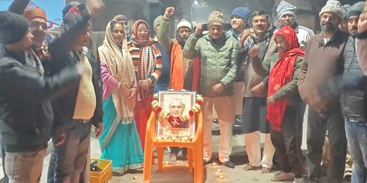 अटल जयंती पर अटल चौक में दीपोत्सव व पुष्पांजलि