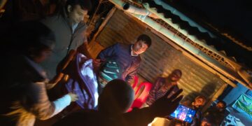 जिला प्रशासन के निर्देश पर हांसा महादलित टोला में कंबल वितरण