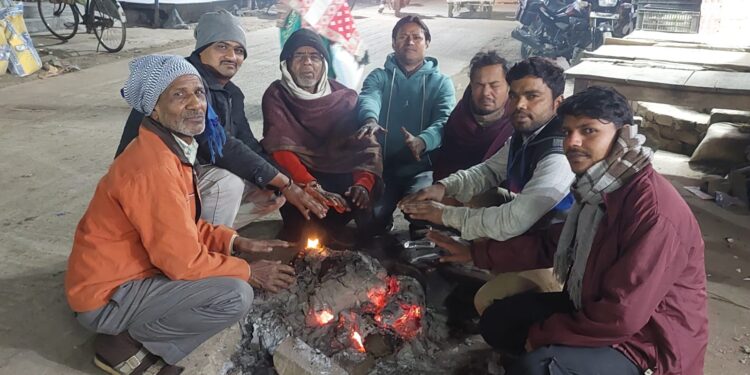 चार दिनों से नहीं निकली धूप, कनकनी से जनजीवन बेहाल।