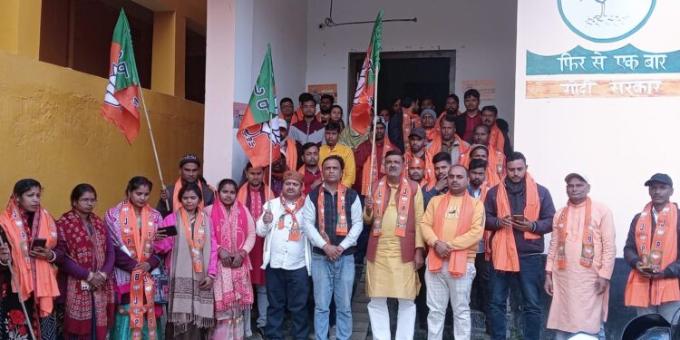 अररिया में भाजपा कार्यकर्ताओं ने मनाया ऐतिहासिक क्षण, मिठाई बांटकर जताई खुशी