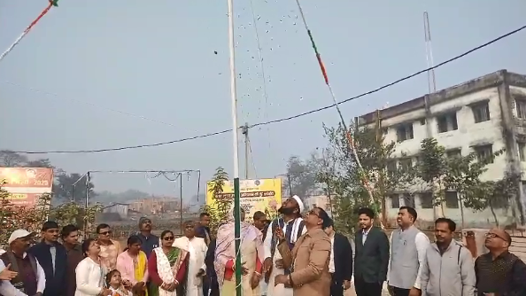 पलासी में 77वां गणतंत्र दिवस धूमधाम से मनाया गया, विभिन्न कार्यालयों में हुआ झंडोत्तोलन