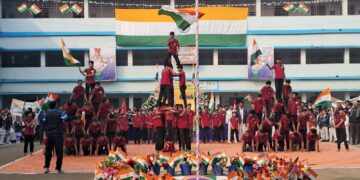 मोहिनी देवी मेमोरियल स्कूल में तिरंगा फहराया गया 