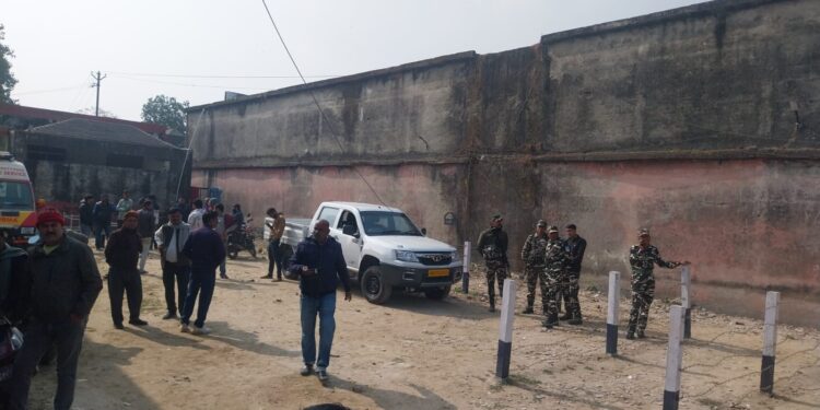 पुलिस वाहन से टकराई बाइक, दो दोस्तों की दर्दनाक मौत