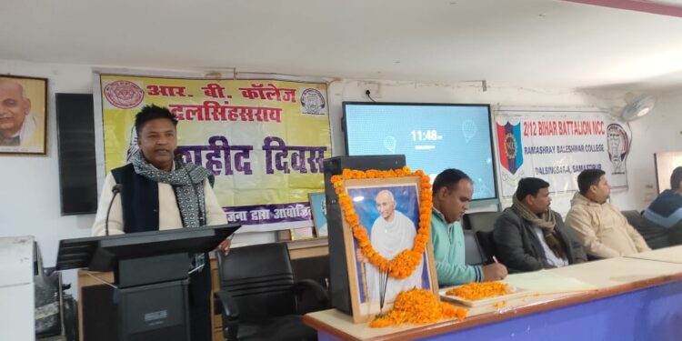 आर. बी. कालेज परिसर में शहीद दिवस पर श्रद्धांजलि सभा आयोजित