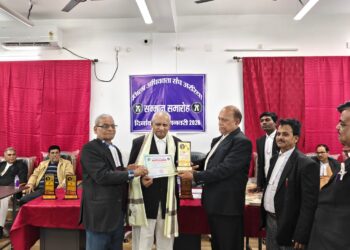 अररिया : जिला अधिवक्ता संघ चुनाव पदाधिकारी ने नवनिर्वाचित कमिटी सदस्यों को दिया प्रशस्ति पत्र दिया