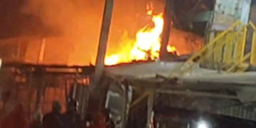 पलासी में रात 8:30 बजे लगी भीषण आग, दो दुकानें जलकर राख, करीब पांच लाख का नुकसान