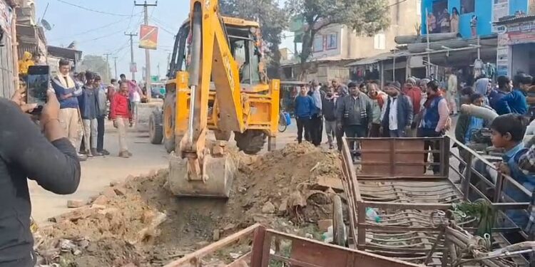 कुशेश्वरस्थान बाजार में जलजमाव से मिलेगी राहत, 25.69 लाख से नाला निर्माण शुरू।