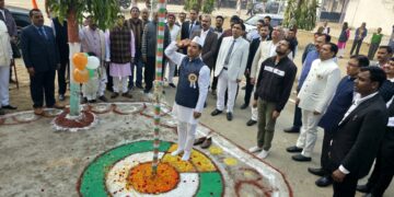 अररिया : सिविल कोर्ट परिसर में जिला जज गुंजन पाण्डेय ने फहराया तिरंगा