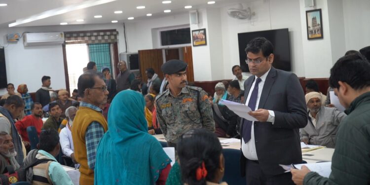 जनता दरबार में त्वरित कार्रवाई के निर्देश, DM