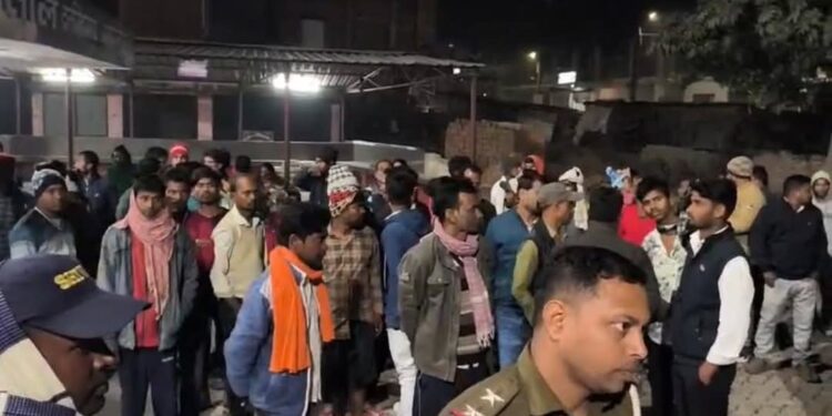 बदमाशों ने महिला समेत दो को मारी गोली; एक बदमाश को ग्रामीणों ने की पिटाई, इलाज के दौरान मौत