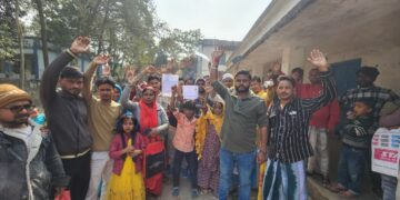 बारसोई – आधार केंद्र पर अवैध वसूली के विरोध में लोगों का प्रदर्शन।