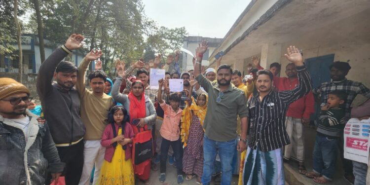 बारसोई – आधार केंद्र पर अवैध वसूली के विरोध में लोगों का प्रदर्शन।