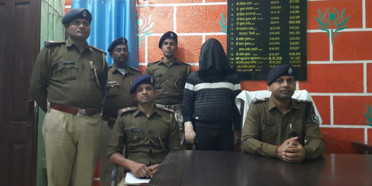 स्विफ्ट कार पर लदे 2203 बोतल प्रतिबंधित विसकोरेक्स कफ सिरप के साथ एक गिरफ्तार