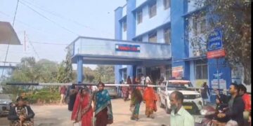 अररिया कॉलेज के पास दर्दनाक हादसा: अनियंत्रित ऑटो पलटने से बुजुर्ग की मौत, तीन यात्री गंभीर घायल